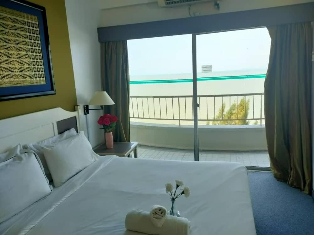 Chloe Seaview Apartment